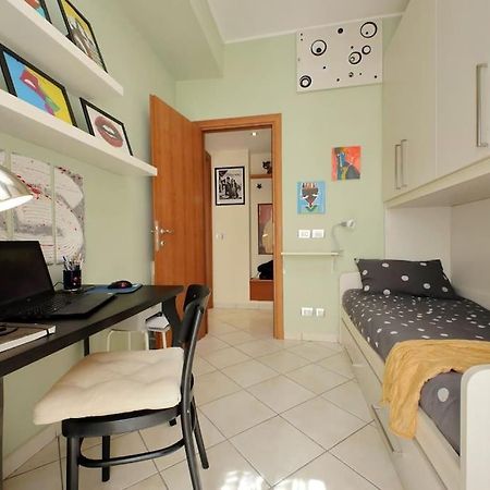 Relax Rome With 2 Balconies - 2 Bedroom Flat, 3Rd Floor With Lift, High Comfort, Quite, A Walk From Urban Train Station Gemelli And Metro A Stops Battistini & Cornelia Connecting To Center In 20 Minutes, 2 Steps From Bus Stop, Cycle Path, Groceries Roma Exterior foto