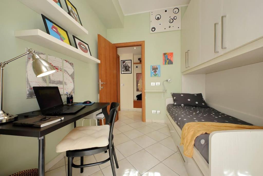 Relax Rome With 2 Balconies - 2 Bedroom Flat, 3Rd Floor With Lift, High Comfort, Quite, A Walk From Urban Train Station Gemelli And Metro A Stops Battistini & Cornelia Connecting To Center In 20 Minutes, 2 Steps From Bus Stop, Cycle Path, Groceries Roma Exterior foto