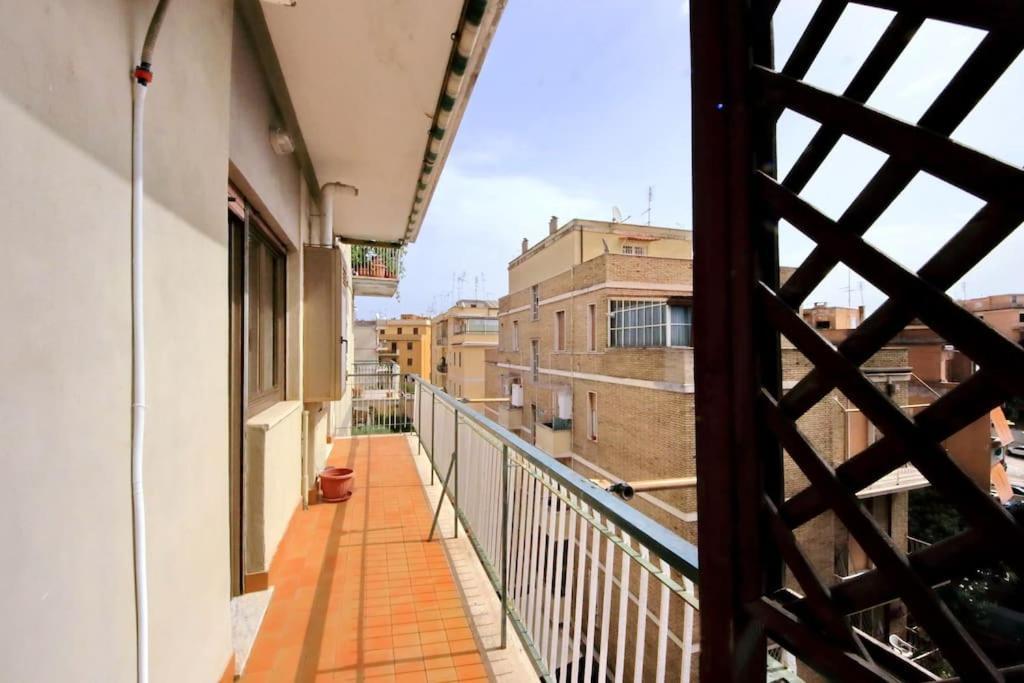 Relax Rome With 2 Balconies - 2 Bedroom Flat, 3Rd Floor With Lift, High Comfort, Quite, A Walk From Urban Train Station Gemelli And Metro A Stops Battistini & Cornelia Connecting To Center In 20 Minutes, 2 Steps From Bus Stop, Cycle Path, Groceries Roma Exterior foto